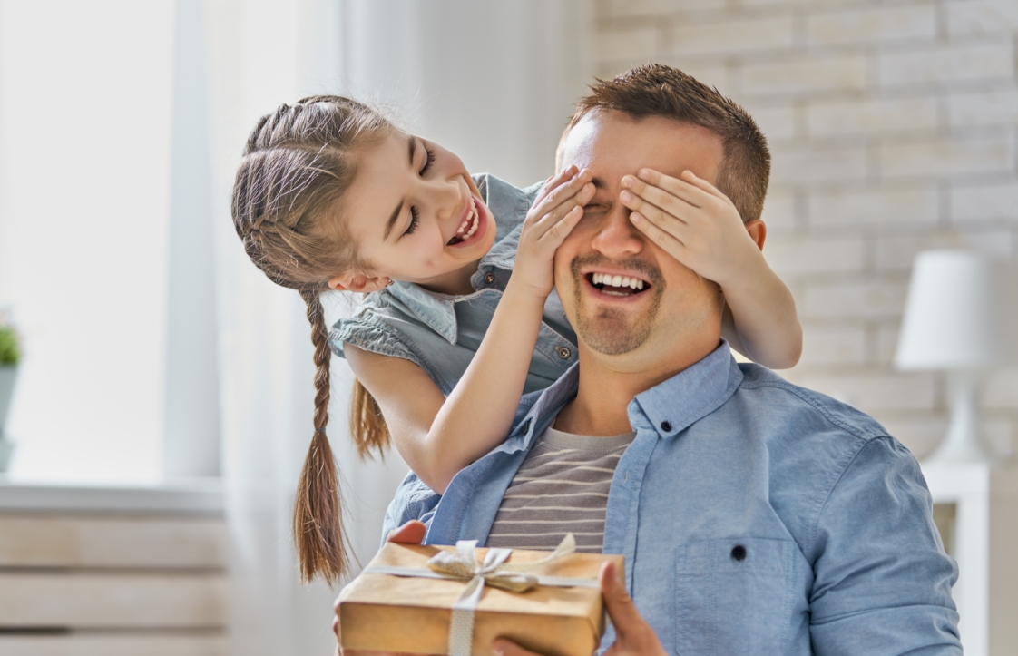 Fête des pères : les meilleures phrases pour dire à ton papa à quel point il est unique !